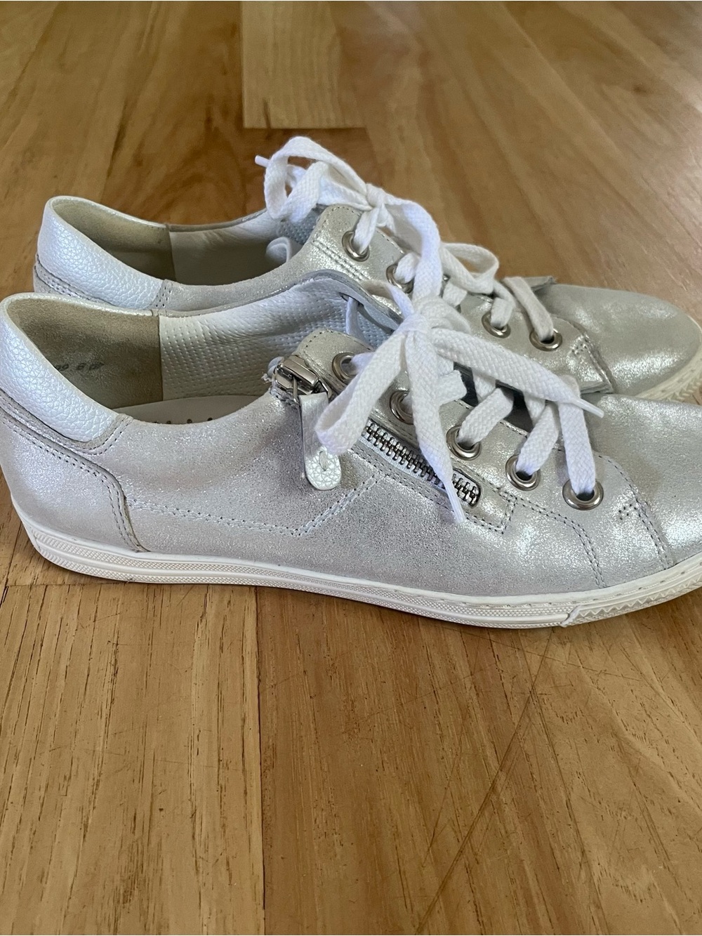 Paul Green upbeat metallic low top sneaker size 8